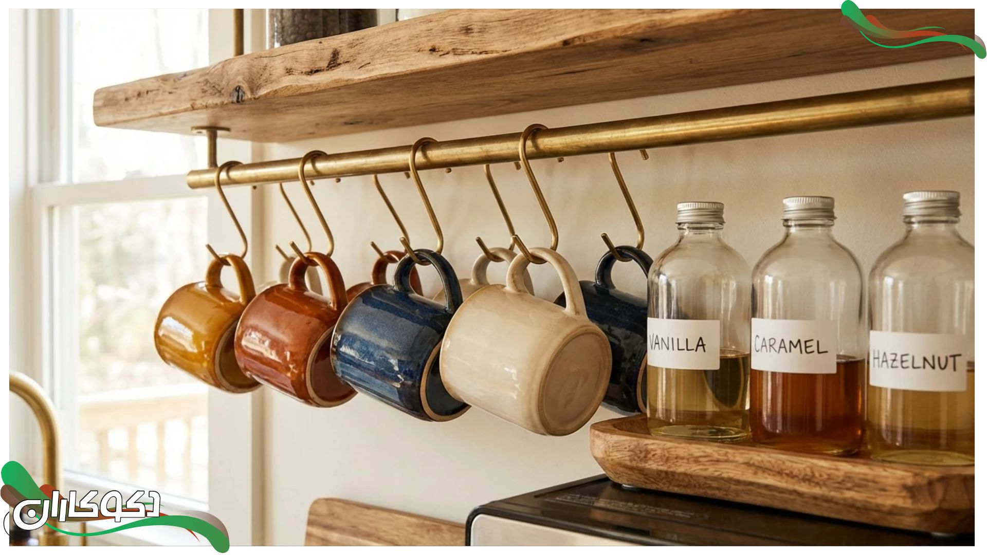 فنجان‌های قهوه آویزان روی قلاب و سازماندهی شربت‌های قهوه روی کافی بار