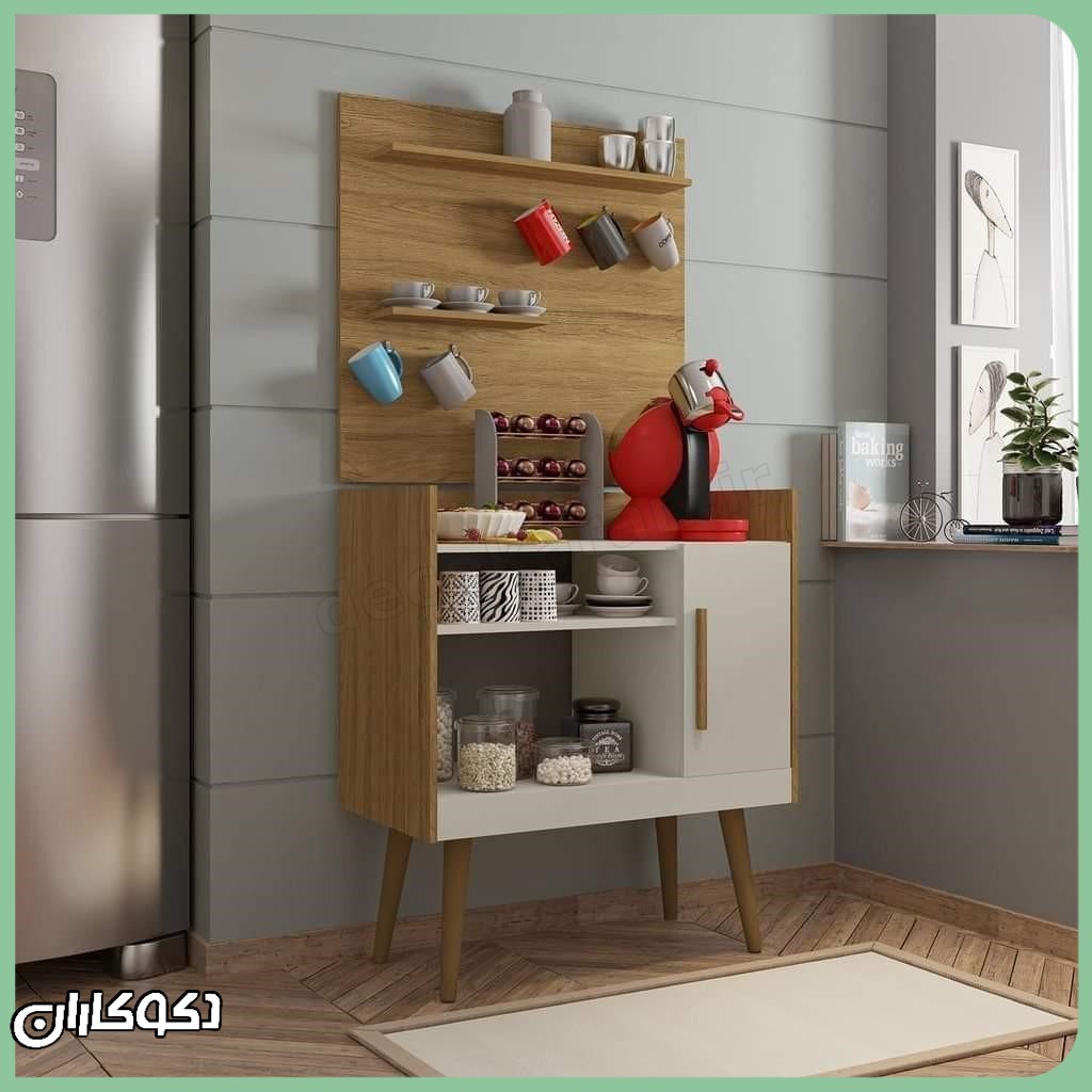 کافی بار خانگی مدرن مدل KF108 دکوکاران در رنگ چوب و سفید با چیدمان دستگاه قهوه ساز و ماگ