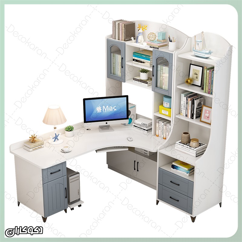 عکس میز تحریر کتابخانه دار
