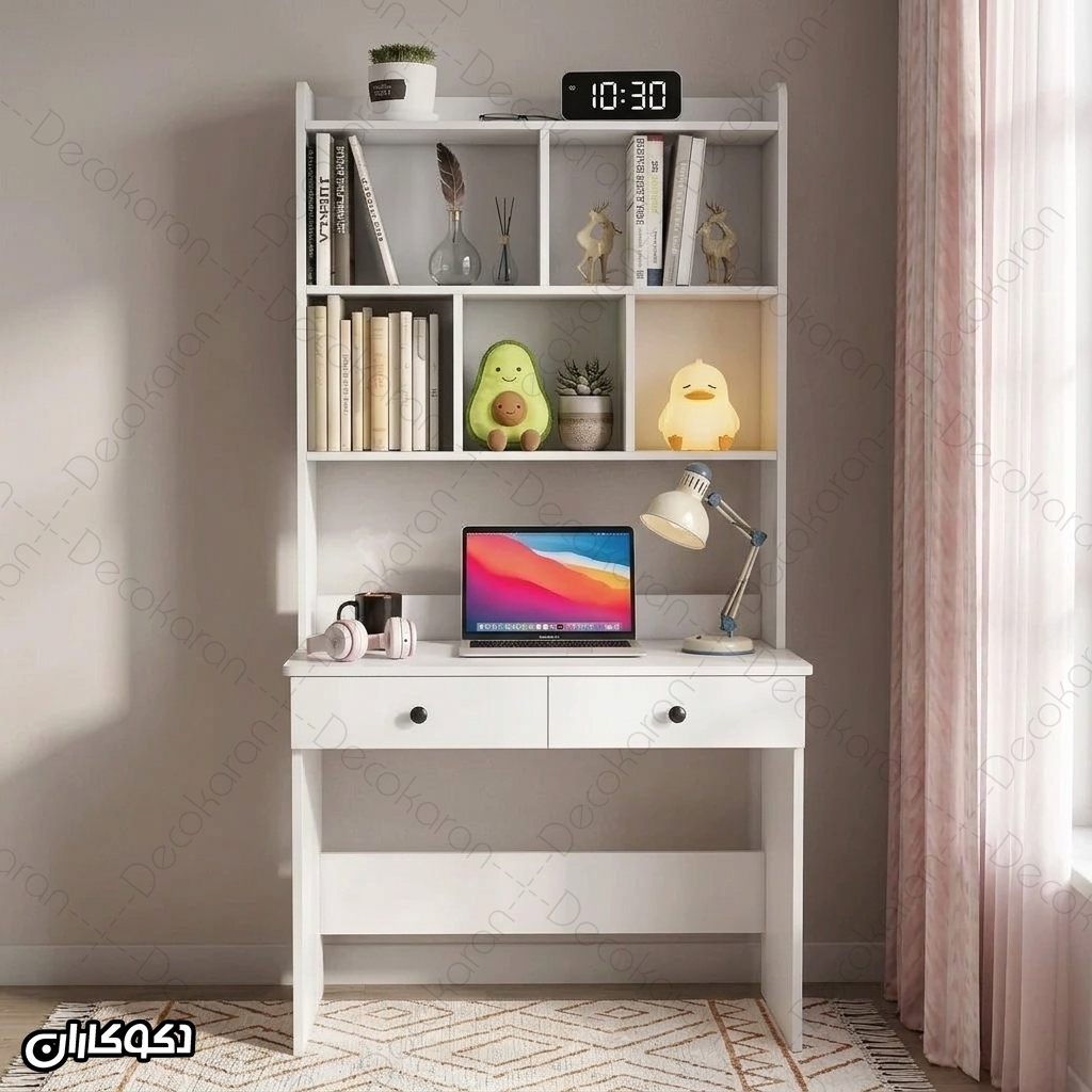 میز تحریر کتابخانه‌دار در اتاق کوچک