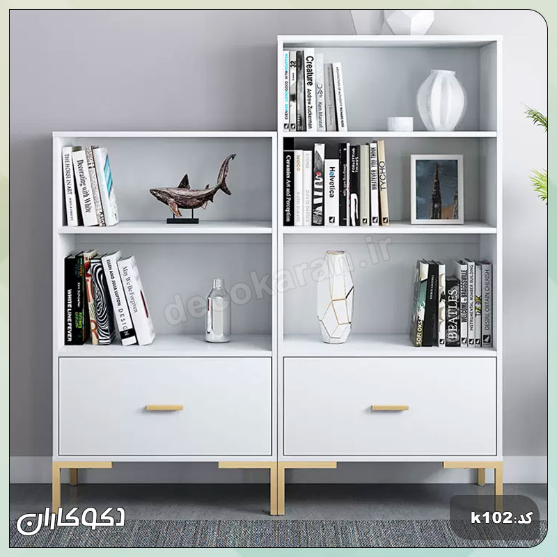 قفسه کتاب دکوراتیو مدل k103 با پایه‌های طلایی و طراحی هندسی در کنار اکسسوری‌های مدرن