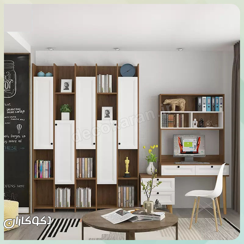 نمای نزدیک از قفسههای کتابخانه چوبی K111 و قرارگیری اکسسوریهای دکوراتیو و کتاب