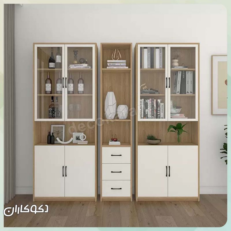 نمای روبروی کتابخانه مینیمال K112 با دربهای سفید و ویترین شیشهای