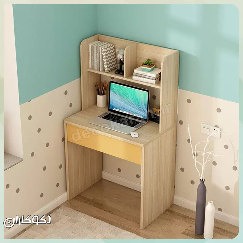 میز تحریر MT132 دکوکاران با گلدان گیاه در کنار لپ‌تاپ