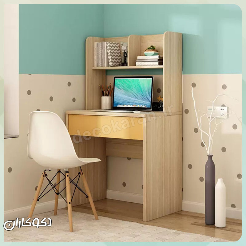 میز تحریر MT132 دکوکاران در فضای اتاق مطالعه با نور طبیعی